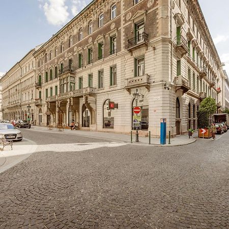 Experience City Nightlife From A Sleek Lavish Pad Apartment Budapest Exterior photo